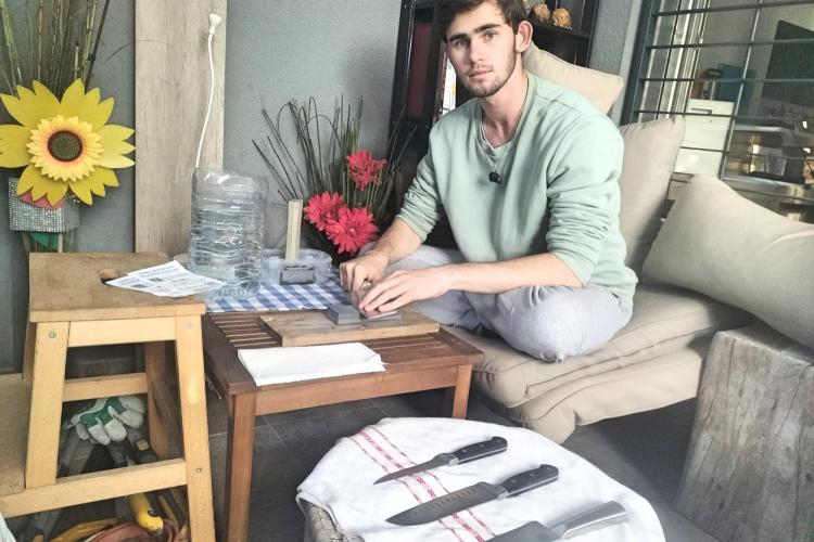 Kiwi sharpening knives