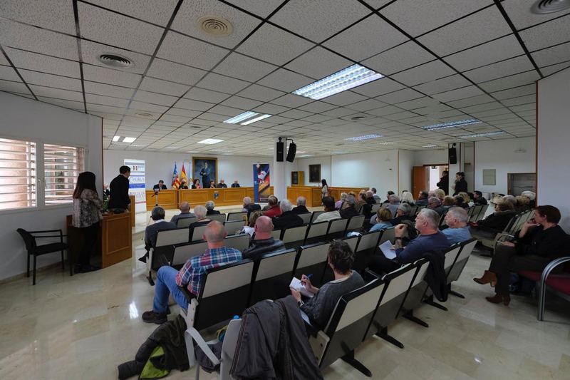 Tiedotus- ja keskustelutilaisuus brexitin vaikutuksista Torreviejan kaupungintalolla.